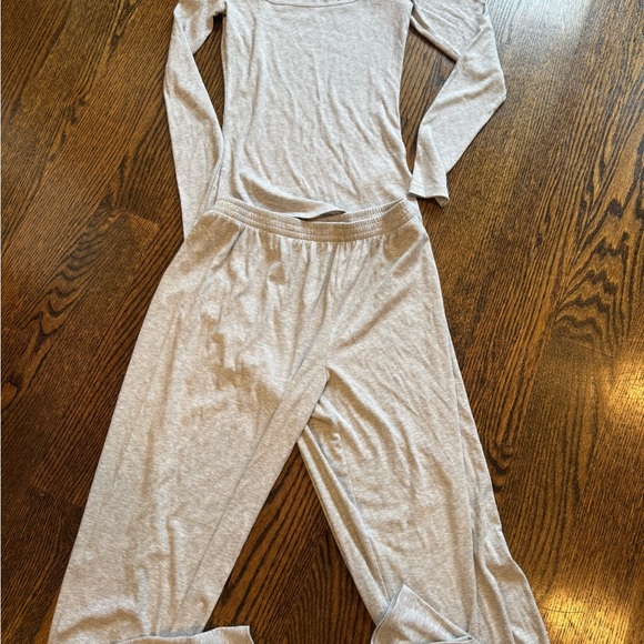 Gray Long Sleeve top and pants from aritzia in a size medium - Picture 4 of 7